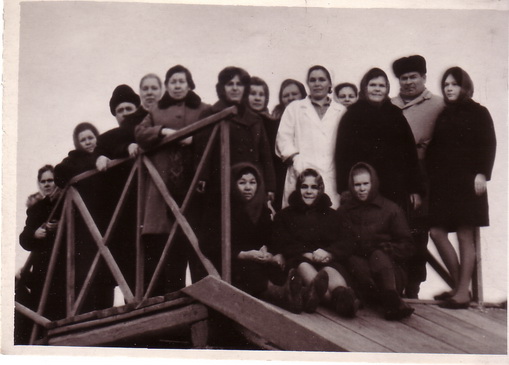 М.А.Румянцева (нижний ряд, в центре) во время творческих поездок по области. 1960-е гг.